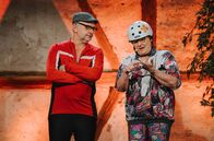 Comedy-Scheune – v.l.n.r.: Keine Diskussion: Im Hause Gscheidle hat Elsbeth (Birgit Pfeiffer) das Sagen. Sie bekommt das E-Bike, ihr Mann Alois (Marcus Neuweiler) bekommt das Fahrrad mit 3-Gang-Schaltung.