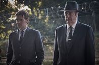 Der junge Inspektor Morse – DS Endeavour (Shaun Evans, l.) und DI Fred Thursday (Roger Allam, r.) kommen am Tatort an, wo kürzlich eine weitere Leiche gefunden wurde.