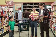 Two and a Half Men – Alan (Jon Cryer, 2.v.r.) und Walden (Ashton Kutcher, r.) wollen bei der Erziehung ihres neuen Pflegesohns am gleichen Strang ziehen, doch Louis (Edan Alexander, l.) versteht es, die beiden gegeneinander auszuspielen. Probleme sind vorprogrammiert ...