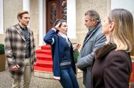 Sturm der Liebe – v.r.) macht, stehen dieser und seine Frau Judith (Veronika von Lauer-Münchhofen, r.) plötzlich vor ihr.