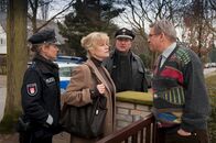 Notruf Hafenkante – Herr Burkhard (Michael Kind, r.) will Karin Berger (Anne Kasprik, 2.v.l.) nicht nach seiner Mutter schauen lassen, sodass Franzi (Rhea Harder, l.) und Hans (Bruno F. Apitz, 2.v.r.) zur Unterstützung herbeieilen.