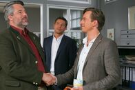Die Rosenheim-Cops – Die lockere Art von Neuzugang Andreas Lorenz (Benedikt Blaskovic, r.) kommt bei Hansen (Igor Jeftic, M.) gut an. Kommissar Stadler (Dieter Fischer, l.) zeigt sich noch reserviert.