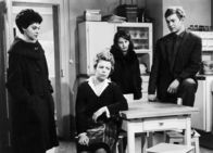 Im Parterre links – Im Parterre links Abschied von hochtrabenden Träumen: Ursula Kopp als Helen, Valerie Steinmann als Annie Wieser, Bella Neri als Inge, René Scheibli als Herbert