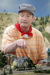 Two and a Half Men – Nach einem Streit mit Walden landet Alan schließlich bei Herb (Ryan Stiles). Der einsame Exmann seiner Exfrau Judith nimmt ihn begeistert auf, und schon bald spielen die beiden ununterbrochen mit dessen Modelleisenbahn ...
