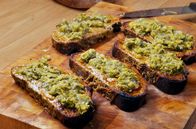 Zu Tisch ... – Zum Abendbrot gibt es Welsh Rarebit: geröstetes, mit einer speziell gewürzten Käsepaste überbackenes Brot. Finn rundet das Ganze mit selbst gemachtem Lauchaufstrich ab.