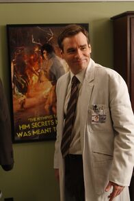 Dr. House – Eigentlich wollte er sich mit einem Speed-Dating-Abend ablenken. Am Ende redeten alle Frauen nur über Krebs. Wilson (Robert Sean Leonard) ist enttäuscht ...