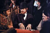 McCabe & Mrs. Miller – McCabe & Mrs. Miller Flinker Finger: Warrren Beatty als McCabe (Mitte). Copyright: SRF/Warner Bros.