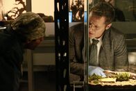 Castle – Alle Versuche Ryans (Seamus Dever, r.), die Immigranten zum Reden zu bringen, scheitern. Da beschließt Rick Castle, undercover in die Welt der Sprachschüler einzudringen ...