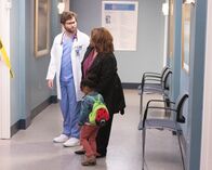 Grey's Anatomy – Dr. Levi Schmitt (Jake Borelli), Dr. Miranda Bailey (Chandra Wilson), Pru Miller (Janai Kaylani, vorne).