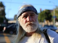 Drogen im Visier – John is a Vietnam Vet who panhandles for drug money. He was made homeless by the 1994 North Ridge earthquake, and has lived on the streets of Hollywood ever since.