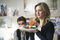 Scrubs - Die Anfänger – Lucy (Kerry Bishe), die als Gruppenleiterin völlig überfordert ist, bittet Drew zurückzukehren ...