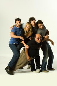 It's Always Sunny in Philadelphia – (3. Staffel) - It's Always Sunny in Philadelphia: Frank (Danny DeVito, vorne), Dee (Kaitlin Olson, 2.v.l.), Dennis (Glenn Howerton, 2.v.r.), Charlie (Charlie Day, r.) und Mac (Rob McElhenney, l.) ...