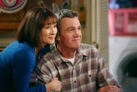 The Middle – Um ihren Kindern die Wahrheit darüber zu entlocken, wer die Fensterscheibe im Wohnzimmer beschädigt hat, erfinden Frankie (Patricia Heaton, l.) und Mike (Neil Flynn, r.) das "Rad des Schmerzes" und drohen unter anderem damit, Sues 16. Geburtstag ausfallen zu lassen ...