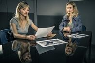 SOKO München – Resi Schwaiger (Mersiha Husagic, l.) befragt Nadine Petzold (Lea Marlen Woitack, r.).