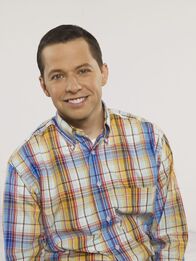 Two and a Half Men – (6. Staffel) - Der Chiropraktiker Alan Harper (Jon Cryer) ist das genaue Gegenteil seines Bruders Charlie. Gemeinsam leben sie unter einem Dach - das Chaos ist vorprogrammiert ...