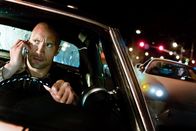 Faster – Schon bald wird dem eleganten Killer (Oliver Jackson-Cohen, r.) klar, dass er in Driver (Dwayne Johnson, l.) einen ebenbürtigen Gegner gefunden hat, der sich nur schwer auf seinem Rachefeldzug aufhalten lässt ...