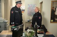 Rote Rosen – Sandra (Theresa Hübchen, r.) ist irritiert, als Bernd (Tim Olrik Stöneberg, l.) sie bei einem Einsatz außen vor lassen will.