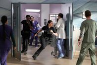 The Rookie – Auch Chen (Melissa O´Neil) und West (Titus Makin Jr.) sind zufällig im Krankenhaus. Sie haben eine Verdächtige eingeliefert, um sie behandeln zu lassen. Als diese versucht zu fliehen, geht für Chen und West alles ganz schnell.