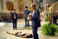 Donna Roma – In einer römischen Kirche ist die Leiche einer jungen Frau gefunden worden. Angelo (Bruno Maccallini, li.) und Dr. Ducati (Nikolaus Paryla, re.) von der Spurensicherung ermitteln.