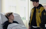 In aller Freundschaft – Manuel Pückler (Mika Seidel, li.) verübelt es seinem Bruder Sebastian (Justus Johanssen, re.) ein wenig, dass er von zu Hause weggegangen ist. Doch eigentlich will auch Manuel aus dem tristen, elterlichen Dorfleben in die große Stadt. Nach einem Besuch seines Bruders in einem Club in dem er auflegt, liegt Manuel nun in der Sachsenklinik. Sehr wahrscheinlich hat er Drogen genommen, die er nicht vertragen hat.
