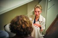 Tatort – v.li.: Lena Odenthal (Ulrike Folkerts) findet Patricia Prinz (Sandra Borgmann) verängstigt im Büro, nachdem ihr Mann überfallen und tödlich verletzt wurde.