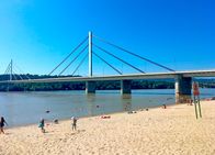 Die Donau – In Novi Sad befindet sich unter der wieder aufgebauten Freiheitsbrücke der angesagteste Treffpunkt der Stadt – das Donaubad „Štrand“.