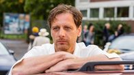 Der Lehrer – Die Hochzeitsgäste kommen an der Schule an und Stefan Vollmer (Hendrik Duryn) beobachtet die Annäherung von Direktor Rose und Marie.