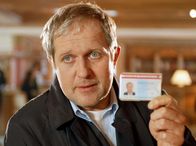 Tatort – Kommissar Moritz Elsner (Harald Krassnitzer) ruft diesmal einen Mord aus der Vergangenheit, eine Leiche im Achensee, auf den Plan. Die Spuren weisen darauf hin, dass der vor mindestens 15 Jahren ermordete Mann aus der ehemaligen DDR stammte und SED-Mitglied war. Er scheint, kurz vor der politischen Wende mit einer beträchtlichen Summe unterschlagenen Stasi-Geldes in den Westen geflüchtet zu sein.