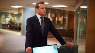 Suits – In der Kanzlei Pearson Specter Litt gab es gravierende Änderungen, die Harvey (Gabriel Macht) belasten. Seine frühere Sekretärin und Vertraute Donna arbeitet nun für seinen Rivalen Louis.