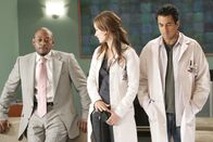 Dr. House – Der Patient der Woche ist ein Mann ohne Gedächtnis, der bei einem Raubüberfall plötzlich mit Atemproblemen zu kämpfen hatte. Dr. Eric Foreman (Omar Epps, l.), Bewerberin Nr. 13 (Olivia Wilde, M.) und Dr. Lawrence Kutner (Kal Penn, r.) kümmern sich um den Fall.