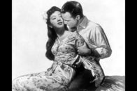 Sayonara – Den militärischen Anweisungen zum Trotz beginnt der US-amerikanische Major Gruver (Marlon Brando) eine Beziehung mit der Haupttänzerin eines japanischen Theaters, Hana-Ogi (Miiko Taka) – eine Beziehung, die viele Hürden überwinden muss ...