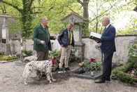 Hubert ohne Staller – Hund Amarillo hat auf dem Friedhof gewütet und an einer Grabstätte gebuddelt: Hubert (Christian Tramitz, M.) und Girwidz (Michael Brandner, l.) müssen es dem Friedhofswärter (Komparse, r.) erklären.