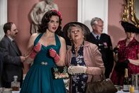 Father Brown – Mrs McCarthy (Sorcha Cusack, r.) und Bunty (Emer Kenny, l.) tratschen nur zu gern. Als sie jedoch bei der Dioramen-Vernissage der Künstlerin Agnes Lesser über Lucy Lesser reden, beginnt ein Gast überraschend, sie zu verteidigen.