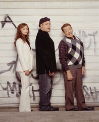 King of Queens – L-R: Carrie (Leah Remini), Doug (Kevin James) und Arthur (Jerry Stiller)