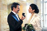 Rote Rosen – ARD ROTE ROSEN FOLGE 1523 Uhr im ERSTEN. Hochzeit: Nach Benitas (Barbara Ricci, r.) Angebot eines Ehevertrags wird Gunter (Hermann Toelcke, l.) bewusst, dass er sie von Herzen liebt - und führt sie schließlich doch ins Standesamt.