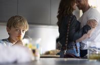Cry Wolf – Bis ihre Tochter ein brisantes Geheimnis ans Licht bringt, wirken Dea (Christine Albeck Børge, Mi.) und Simon (Peter Plaugborg, re.) mit ihren Kindern Theo (Noah Storm Otto, li.) und Holly wie eine intakte Familie.