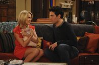 How I Met Your Mother – Ted (Josh Radnor, l.) hängt bei Tiffany (Carrie Underwood, r.) am Haken. Er fährt total auf sie ab und würde alles für sie tun. Doch wie steht es um sie?