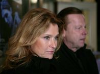 Mankells Wallander – Zwischen der Staatsanwältin Katarina Ahlsell (Lena Endre) und Kommissar Wallander (Krister Henriksson) knistert es.