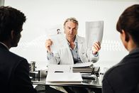 Vaterfreuden – Wer ist der Richtige? Maren (Isabell Polak, r.) und Ralph (Tom Beck, l.) suchen mit der Hilfe von Dr. Parisius (Detlev Buck, M.) einen Samenspender für ihren Kinderwunsch ...