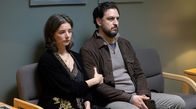 Limbo - Gestern waren wir noch Freunde – Gloria (Louise Peterhoff, li.) und Adam (Danilo Bejarano, re.) sorgen sich um ihren Sohn Sebbe.