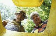Löwenzahn Classics – Da schauen Peter Lustig (Peter Lustig, l.) und sein Nachbar (Helmut Krauss, r.) ganz schön in die Tonne. Der Müll ist weg! Und damit auch Paschulkes wertvollster Gartenzwerg.