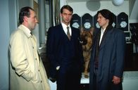 Kommissar Rex – Kommissar Moser (Tobias Moretti, r.), sein Assistent Stockinger (Karl Markovics, l.) und Rex unterhalten sich mit Georg Hellwig (Christian Haid, M.), dem Witwer von Ingrid Hellwig, die in dem Auto verbrannt ist.