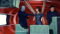 Fantomas – Ein berüchtigter Verbrecher hält ganz Frankreich in Atem: Fantomas (Jean Marais, l.). Er und seine Komplizen Lady Beltham (Marie-Hélčne Arnaud, M.) und sein Leibwächter (Henri Attal, r.) arbeiten im Untergrund, doch eine neue Bedrohung bringt Fantomas dazu, zu handeln.