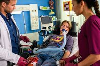 Bettys Diagnose – Von links: Dr. Paul Eckart (Florian Frowein), "Toni“ Lorenz (Tilda Herwig), Ava Edemir (Rona Özkan).
