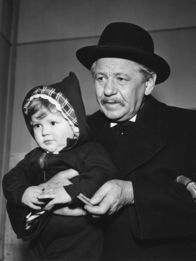 Ich heiße Nikie – Oberregierungsrat Hieronymus Spitz (Paul Hörbiger) trägt sich mit dem Gedanken, den kleinen Niki (Claus Hollmann) zu adoptieren.
