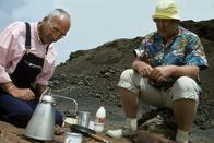 Löwenzahn Classics – Ende gut, alles gut. Genüsslich frühstücken Peter (Peter Lustig, l.) und der Nachbar (Helmut Krauss, r.).