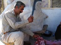 Zu Tisch ... – Hidir Öz zerteilt Schafsfleisch für das Festmahl ?Cem? das eine religiöse Zeremonie ist und unter freiem Himmel gefeiert wird.