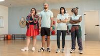 Sweat – SÃœDWESTRUNDFUNK Sweat, Episode 1: Pilot - DebÃ¼t im Dritten Die Belegschaft der Perle, Ezra (Tina Pfurr), Finn (Bozidar Kocevski) Manu (Zeynep Bozbay) und Sidney (Precious Wiesner) bekommt vÃ¶llig unerwartet einen unbekannten neuen Chef und findet das mehrheitlich nicht wirklich Ã¼berzeugend. Â