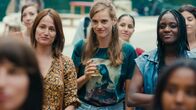 Hartes Pflaster – Engagement mit Herz (vorne, v.li.): Marie Gillain als Gabrielle Favre, Noémie Schmidt als Anaïs Joly, Assa Sylla als Kadi Keïta