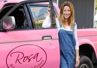 Einfach Rosa - Die Hochzeitsplanerin – Rosa (Alexandra Neldel), hat den passenden Firmenwagen für ihr Unternehmen Hochzeitsplanungen gefunden, einen „Tussi-Panzer“ in Pink.